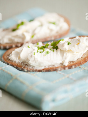 Frischkäse mit Schnittlauch auf Toastbrot Stockfoto