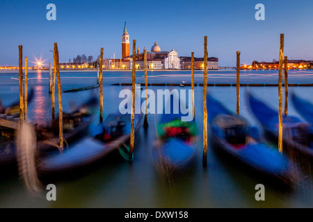 Gondeln vor Anker in der Nähe von Markusplatz, Venedig, Italien Stockfoto