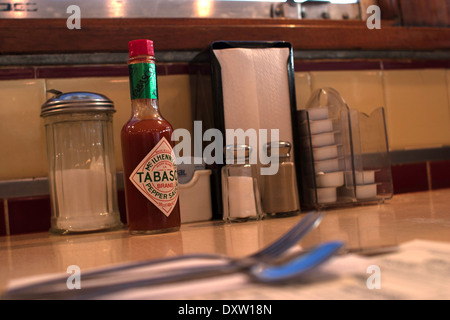 Diner Gewürze sitzen auf dem Tisch stand in einem Kleinstadt-Diner. Stockfoto