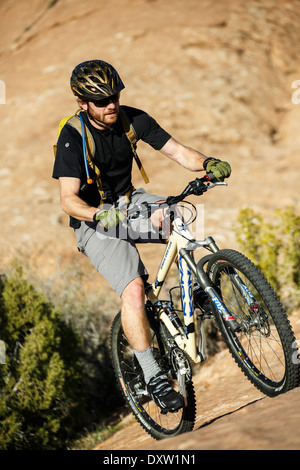 Mountain-Bike-Fahrer, Slickrock Trail, Sand Wohnungen Recreation Area, Moab, Utah, USA Stockfoto