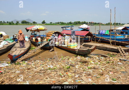 Waren für den Markt von Booten in den Wirren des Riverside in Kampong Chhnang in der Nähe von Tonie-SAP-See, Kambodscha entladen wird, Stockfoto