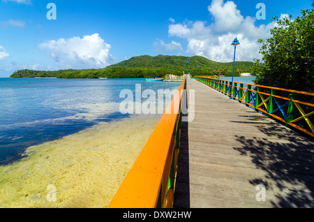 Blick auf bunte Brücke verbindet zwei tropische Inseln Stockfoto