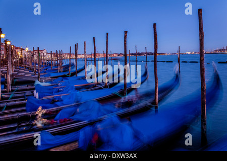 Gondeln vor Anker in der Nähe von Markusplatz, Venedig, Italien Stockfoto