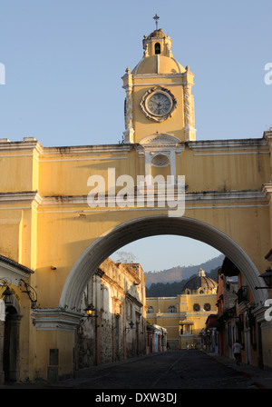 Arco de Santa Catalina, die Sankt Catalina Arch, aus dem Süden, Blick in Richtung der Kirche La Merced Stockfoto