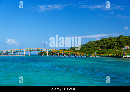 Bunte Brücke verbindet zwei üppigen tropische Inseln San Andres y Providencia, Kolumbien Stockfoto