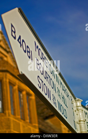 Direktionale Straßenschild mit Cotswold Städte für Autofahrer Stockfoto