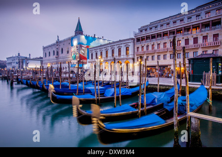 Gondeln vor Anker in der Nähe von Markusplatz, Venedig, Italien Stockfoto