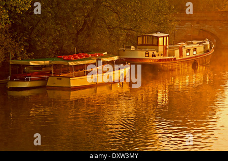 Der Fluß Avon in Stratford-upon-Avon mit drei Boote vertäut und in goldenen Dämmerung Licht getaucht. Stockfoto