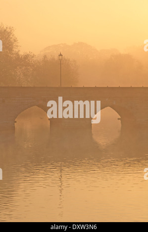 Clopton Brücke über den Fluss Avon, Stratford Upon Avon, mit atmosphärischen Morgenlicht und nebligen Landschaft. Stockfoto