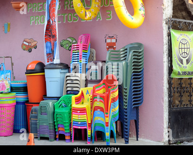 Plastikstühle und Lagerplätze für Verkauf außerhalb eines Ladens. Panajachel, Republik Guatemala. Stockfoto