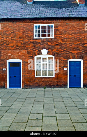 Zwei gemauerte Häuser mit blauen Türen. in Henley Street Stratford-upon-Avon. Stockfoto