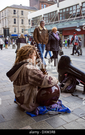 Junger Mann spielt Sitar und Straßenmusik in der Sauchiehall Street, Glasgow, Schottland, UK Stockfoto