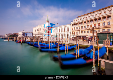 Gondeln vor Anker in der Nähe von Markusplatz, Venedig, Italien Stockfoto