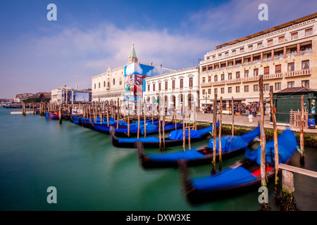 Gondeln vor Anker in der Nähe von Markusplatz, Venedig, Italien Stockfoto