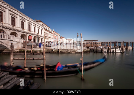 Gondel vor Anker in der Nähe von Markusplatz, Venedig, Italien Stockfoto