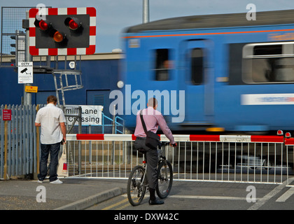 Pendler mit dem Fahrrad auf einer städtischen Straße zu arbeiten Stockfoto