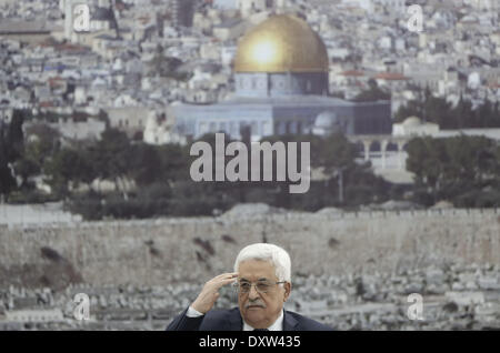 Ramallah. 31. März 2014. Der palästinensische Präsident Mahmoud Abbas leitet eine Sitzung der palästinensischen Führung in seinem Büro im Westjordanland Stadt Ramallah am 31. März 2014. © Fadi Aruri/Xinhua/Alamy Live-Nachrichten Stockfoto