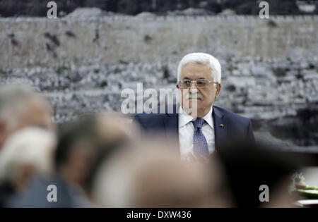 Ramallah. 31. März 2014. Der palästinensische Präsident Mahmoud Abbas leitet eine Sitzung der palästinensischen Führung in seinem Büro im Westjordanland Stadt Ramallah am 31. März 2014. © Fadi Aruri/Xinhua/Alamy Live-Nachrichten Stockfoto