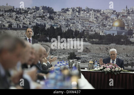 Ramallah. 31. März 2014. Der palästinensische Präsident Mahmoud Abbas leitet eine Sitzung der palästinensischen Führung in seinem Büro im Westjordanland Stadt Ramallah am 31. März 2014. © Fadi Aruri/Xinhua/Alamy Live-Nachrichten Stockfoto