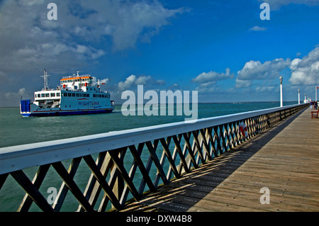 Holz-Steg aus erstreckt sich in den Solent, von der Isle Of Wight Stadt Yarmouth. Stockfoto