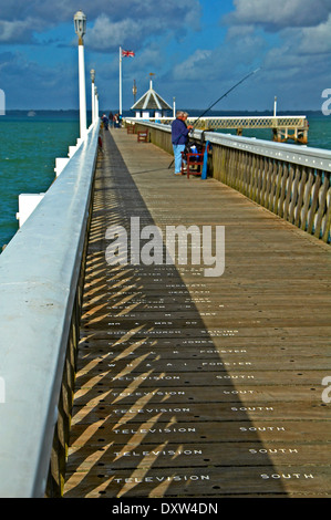 Holz-Steg aus erstreckt sich in den Solent, von der Isle Of Wight Stadt Yarmouth. Stockfoto