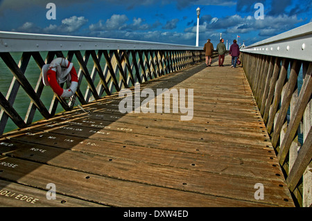 Holz-Steg aus erstreckt sich in den Solent, von der Isle Of Wight Stadt Yarmouth. Stockfoto