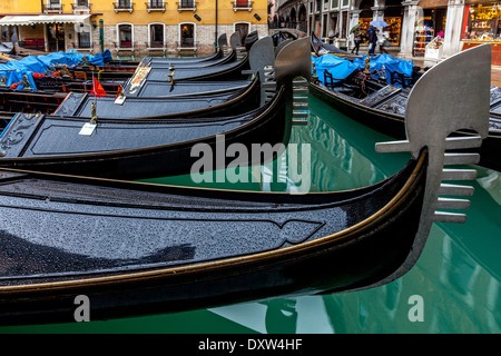 Gondeln festgemacht In Bacino Orseolo, in der Nähe von Markusplatz entfernt, Venedig, Italien Stockfoto