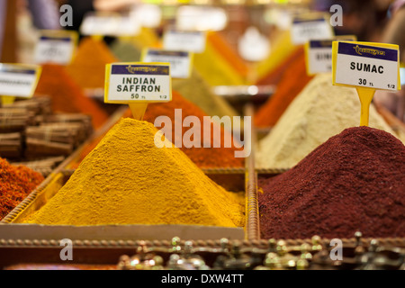 Gewürze auf dem türkischen Markt stehen. Pseudo Saffronand Sumac auf dem Basar in Fatih, Istanbul, Türkei Stockfoto