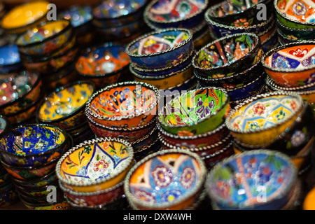 Porzellanschalen in türkischen Marktstand Stockfoto