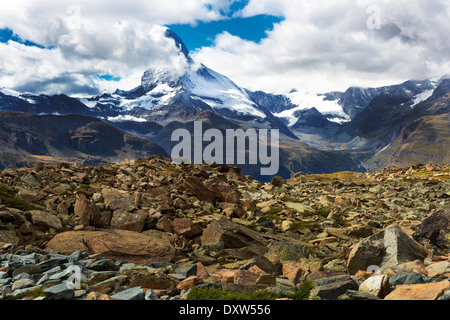 Boulder-Bereich in den alpinen Schweizer Alpen und Matterhorn als Kulisse, in der Nähe von Zermatt, Schweiz Stockfoto