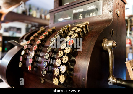 Alte Kasse in einer Kneipe. Stockfoto