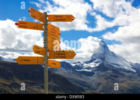 Wandern Wanderweg Abstand Schild mit Matterhorn im Hintergrund in der Nähe von Zermatt, Schweiz Stockfoto