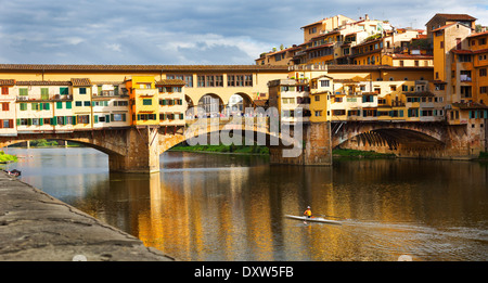 Wriggen des Arno-Flusses unter der Ponte Vecchio in Florenz, Italien Stockfoto