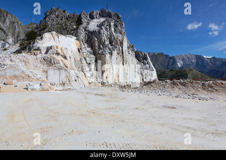 Leere Arbeitsfläche im Marmorsteinbruch in den Apuanischen Alpen in der Nähe von Carrara, Italien Stockfoto