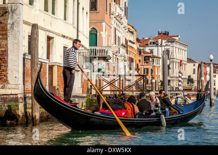 Touristen, die unter einer Gondel Fahrt, den Canal Grande, Venedig, Italien Stockfoto