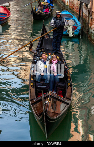 Ein paar nehmen eine romantische Fahrt in einer Gondel Venedig, Italien Stockfoto