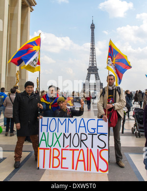 Die tibetische, taiwanesische ethnische Gemeinschaft Frankreichs forderte die französischen Bürger auf, sich während des Besuchs des chinesischen Präsidenten in Paris anstelle der Menschenrechte zu mobilisieren. Große Gruppe mit Protestschildern, tibetischer Aktivist Stockfoto