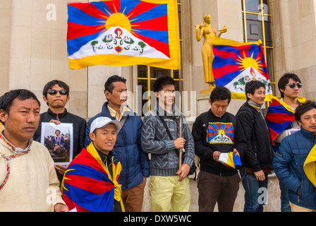 Grop People, Männer, Front, Tibetisch, Taiwanesisch, ethnische Gemeinschaften Frankreichs, Demonstration rief französische Bürger dazu auf, während des Besuchs des chinesischen Präsidenten in Paris zu mobilisieren, Protestzeichen und -Flaggen, Bürgerrechtsproteste, Solidaritätsjugendbewegung, Protest gegen china, tibetische Aktivisten, internationale Politik Stockfoto