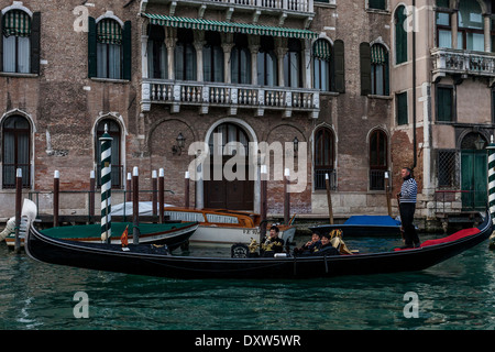 Touristen, die unter einer Gondel Fahrt, den Canal Grande, Venedig, Italien Stockfoto