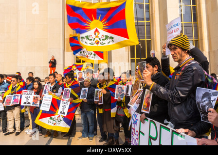 Große Cowd People, Front, die tibetischen, taiwanesischen Volksgruppen Frankreichs und Freunde forderten französische Bürger auf, während des Besuchs des chinesischen Präsidenten in Paris zu mobilisieren, Protest für Gerechtigkeit, Protest gegen china, tibetische Aktivisten und internationale Politik Stockfoto