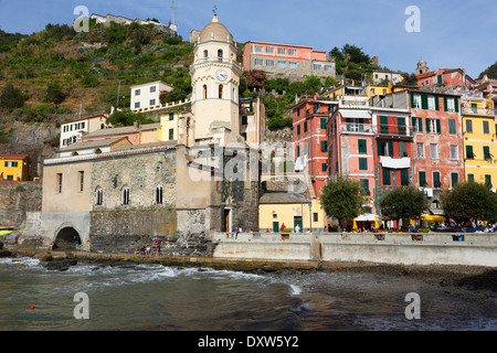 Italienische Riviera Hafen Stadt Vernazza in den Cinque Terre Nationalpark, Italien Stockfoto