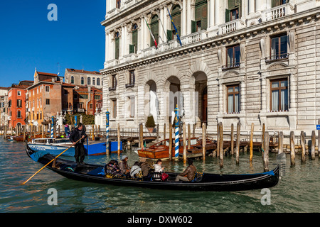 Touristen, die unter einer Gondel Fahrt, den Canal Grande, Venedig, Italien Stockfoto