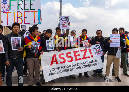 Große Menschenmenge, Männer, die tibetischen, taiwanesischen Volksgruppen Frankreichs und Freunde forderten französische Bürger auf, während des Besuchs des chinesischen Präsidenten in Paris zu mobilisieren, die Menge hielt Protestzeichen "Free Tibet" genug, Protest gegen china, friedliches Protestzeichen, tibet-Volk, tibetische Aktivisten, internationale Politik Stockfoto