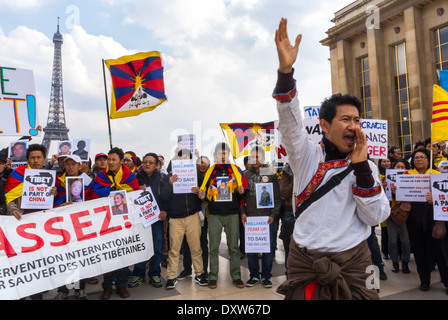 Weitwinkel, große Menschenmenge, Front, die tibetischen, taiwanesischen Volksgruppen Frankreichs und Freunde forderten französische Bürger auf, während des Besuchs des chinesischen Präsidenten in Paris zu mobilisieren, Militanten, internationale Einwanderer Europa, Protest gegen china, tibet, tibetischer Aktivist Stockfoto