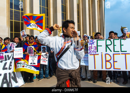 Eine große Menschenmenge mit Schildern, die tibetischen, taiwanesischen Volksgemeinschaften Frankreichs und Freunde forderten französische Bürger auf, während des Besuchs des chinesischen Präsidenten in Paris zu mobilisieren, Protest gegen china, tibetische Aktivisten, die Slogans singen, internationale Politik, Protestschreien Stockfoto