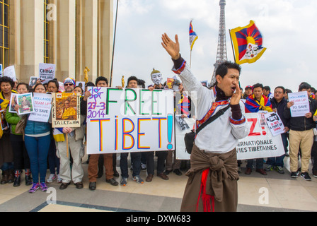 Eine Menge von Tibetischen, Taiwanesen, ethnischen Gemeinschaften Frankreichs, Migranten und Freunden rief französische Bürger dazu auf, während des Besuchs des chinesischen Präsidenten in Paris zu mobilisieren. Sie hielten friedliche Protestzeichen, Flüchtlinge, tibetische Aktivist, Protestprotestierende Stockfoto