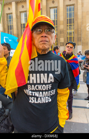 Die tibetischen, taiwanesischen Volksgemeinschaften Frankreichs riefen französische Bürger dazu auf, während des Besuchs des chinesischen Präsidenten in Paris, Mann mit dem Protestmotto T-Shirt gegen die Besatzung der Insel, Protest gegen china, zu mobilisieren Stockfoto