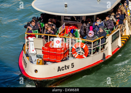 Eine Personenfähre (Vaporetto) am Canal Grande, Venedig, Italien Stockfoto