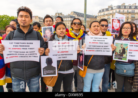 Die tibetischen, taiwanesischen Volksgruppen Frankreichs und Freunde forderten französische Bürger auf, während des Besuchs des chinesischen Präsidenten in Paris zu mobilisieren, französisches Protestplakat, internationale Einwanderer, Flüchtlinge, Protest gegen china, internationale Politik Stockfoto