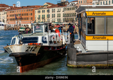 Eine Personenfähre (Vaporetto) Abholer am Canal Grande, Venedig, Italien Stockfoto